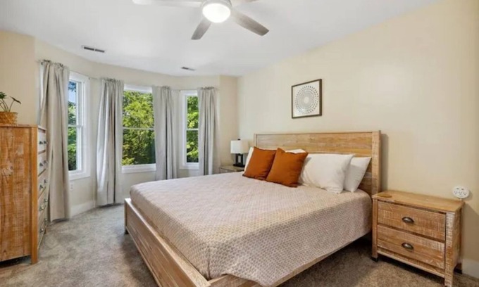 Three Oaks House | Featherbone Farmhouse- Comfy Gem 1 Block to Town. Perfect for families & groups!
