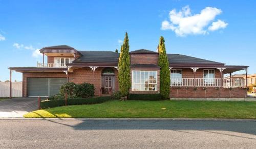 Lakes Entrance House | Federation Style 4 bedroom House with Ocean View