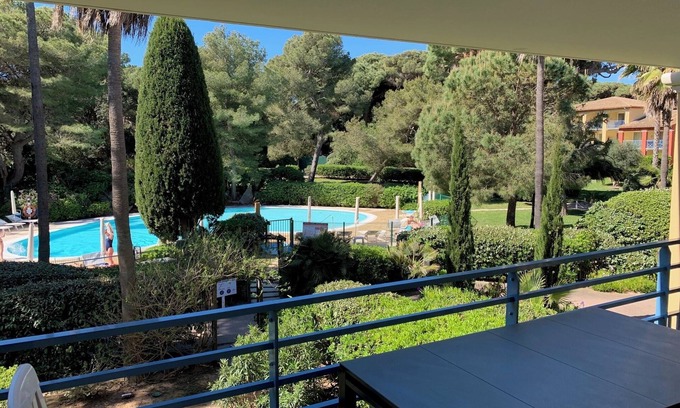 Giens Apartment | Feet in Giens water in a seaside garden