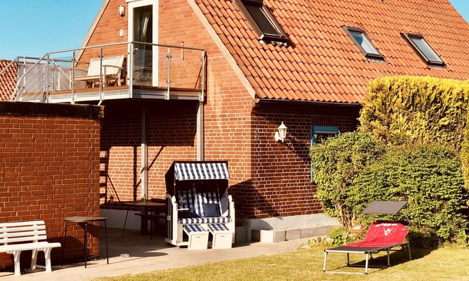 Wulfen Apartment | Fehmarn - beach at 500m, modern apartment, enclosed Garden, balcony, sea view, dog