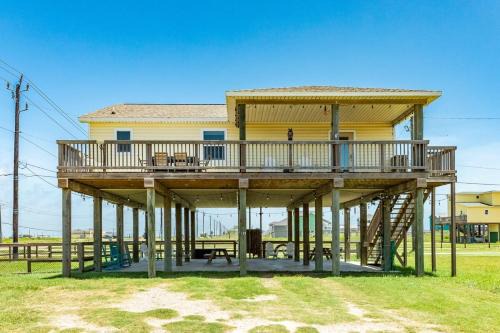 Surfside Beach House | Fenced Pup-Friendly Yard Easy Walk to Beach