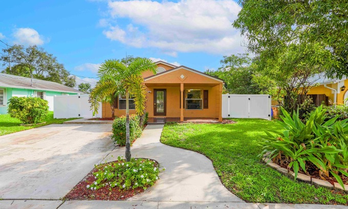 Deerfield Beach House | Fenced tropic home ⛱️with outdoor area 3bed/1bath