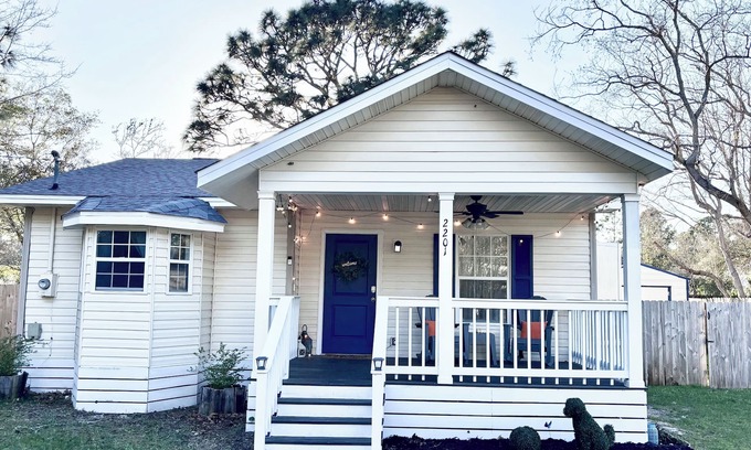 Navarre House | Fenced yard. Dogs ok! 4 miles to beach. Panhandle. Emerald Coast. Destin.