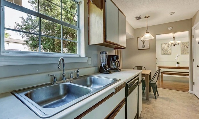 Savannah House | Fenced Yard w/Pool! Laurelwood Lodging