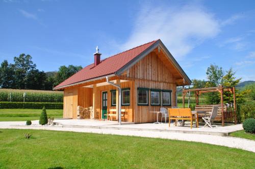 Altmuenster House | Ferienhäuschen am Traunsee mit Tretboot zur freien Nutzung am Badeplatz