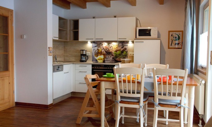 Aue Apartment | Ferienhaus (80qm) mit großer Küche und Balkon in ländlicher Umgebung