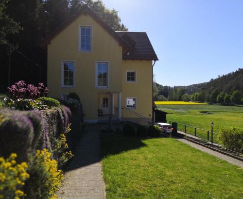 Deuerling Apartment | Ferienhaus am Bach mit großem Garten