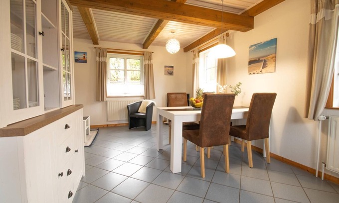 Fahretoft House | Ferienhaus Robbe, Großzügige Doppelhaushälfte für bis zu 4 Personen mit Garten und Sauna, Hunde Erlaubt