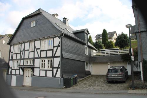 Silbach House | Ferienhaus Winterberg für 12 Personen Sauna Garten Garage Hund