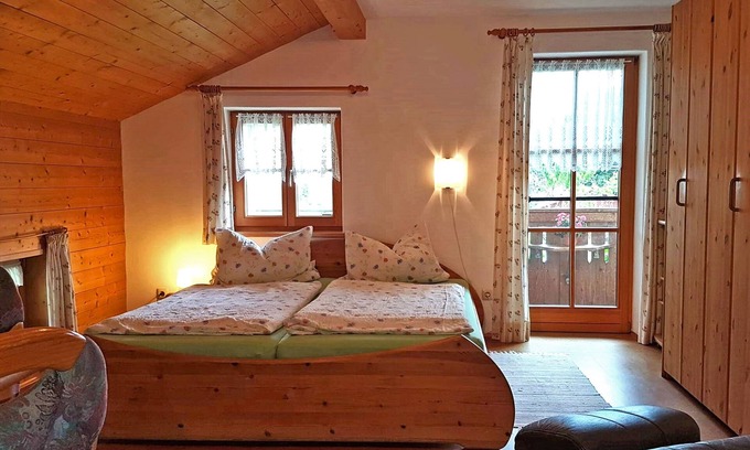 Aschau im Chiemgau Apartment | Ferienwohnung° 31 qm Wohn-/Schlafraum kombiniert und Ost-Balkon°