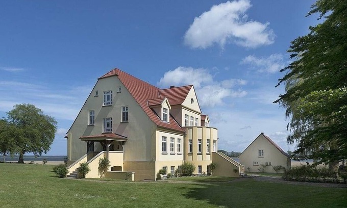 Grubnow Apartment | Ferienwohnung 6 direkt am Wasser im Gut Grubnow Rügen