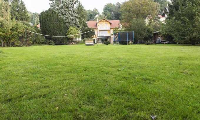 Wachwitz Apartment | Ferienwohnung Casa Casimir mit Elbblick, Balkon und großen Garten