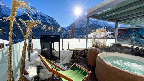 Engadin Scoul Apartment | Ferienwohnung Chasa Splerin mit Whirlpool auf Terrasse