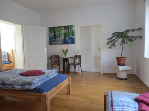 Gottscheina Apartment | Ferienwohnung Creutzer in Leipzig Gottscheina, ideal auch für Monteure, kostenfreies, schnelles Wlan kostenfreies Parken, geräumiges Appartment mit 4 Einzelbetten, Komplettausstattung Küche, Bad mit Badewanne und Dusche Waschmaschine, Wäschetrockner