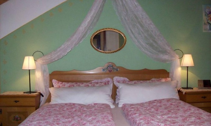 Umrathshausen Apartment | Ferienwohnung für 2 Erwachsene und 3 Kinder, 60 qm, 2. Stock, 2 Schlafzimmer, Wohnzimmer, Küche, SAT-TV, Balkon