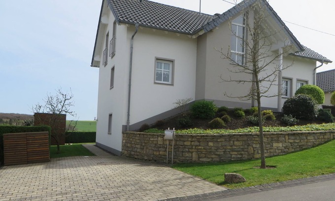 Welschbillig Apartment | Ferienwohnung Hansen, in Ruhiger Lage mit Wunderschönem Ausblick