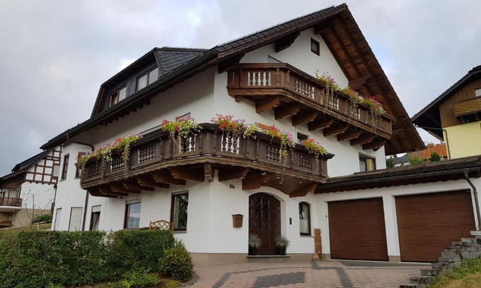 Zueschen Apartment | Ferienwohnung Haus Kapellenblick