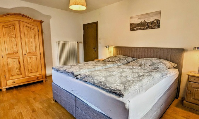 Gmain Apartment | Ferienwohnung Straußstraße, 75 qm mit 2 Schlafzimmern in Ruhiger Lage