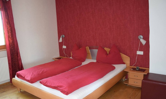 Waldbeuren Apartment | Ferienwohnung Storchennest, 80qm, 2 Schlafzimmer, max. 4 Personen