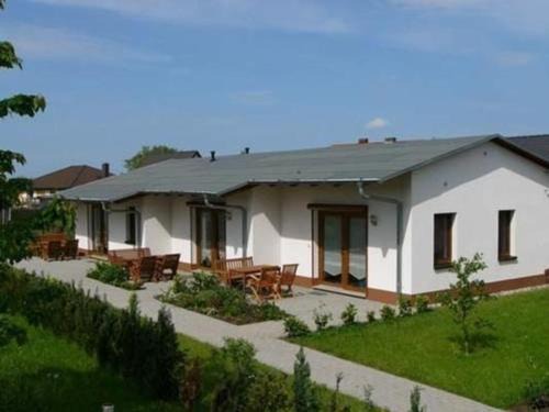 Neuendorf Apartment | Ferienwohnung Zeesenboot mit möblierter Terrasse