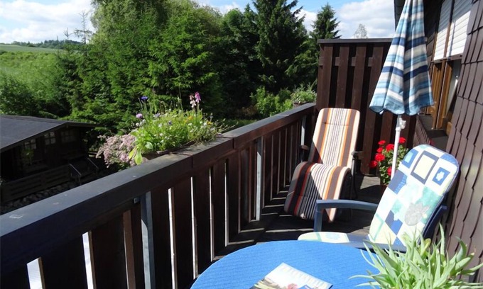 Bad Steben Apartment | Ferienwohnung "Zur Hügelwiese" - Balkon mit tollem Ausblick und kostenfreies WLAN