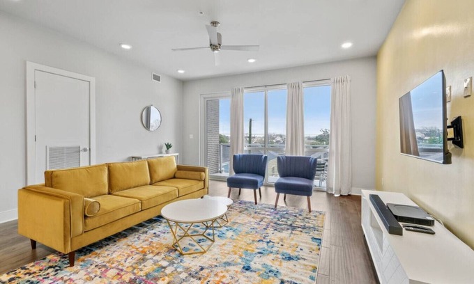 Bywater Condo | Festive Luxury Condo Near the Quarter with Balcony
