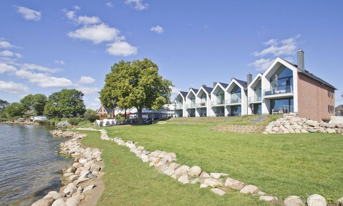 Middelhagen Apartment | FeWo Heimathafen - modern vacation apartment near the water with sea view -