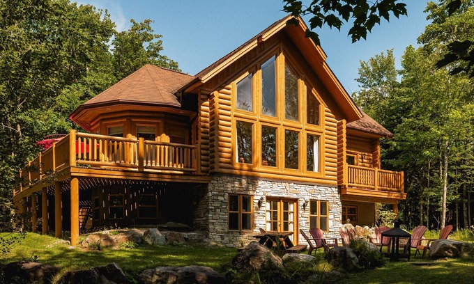 Fiddler Lake Resort House | Fiddler Lake Resort Chalet + Private Jacuzzi