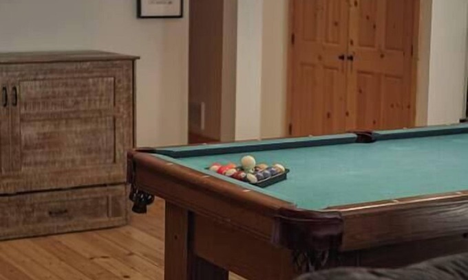 Fiddler Lake Resort House | Fiddler Lake Resort Chalet + Private Jacuzzi