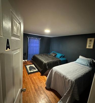 Irvington House | Fidelia Amethyst Room, King Bed and Twin Bed with Private Bathroom Minutes From Newark Liberty International Airport and Newark Penn Station