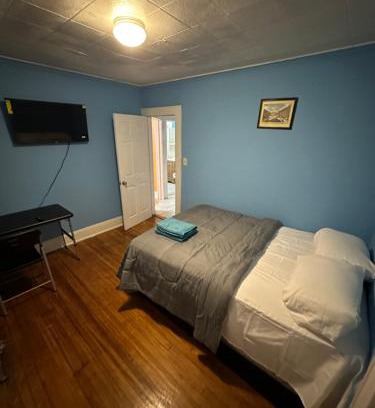 Irvington House | Fidelia Emerald Room Queen Bed within minutes of Newark Liberty International Airport and Newark Penn Station