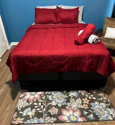 Newark House | Fidelia Garnet Room, Queen Bed Minutes from Newark Liberty International Airport and Newark Penn Station