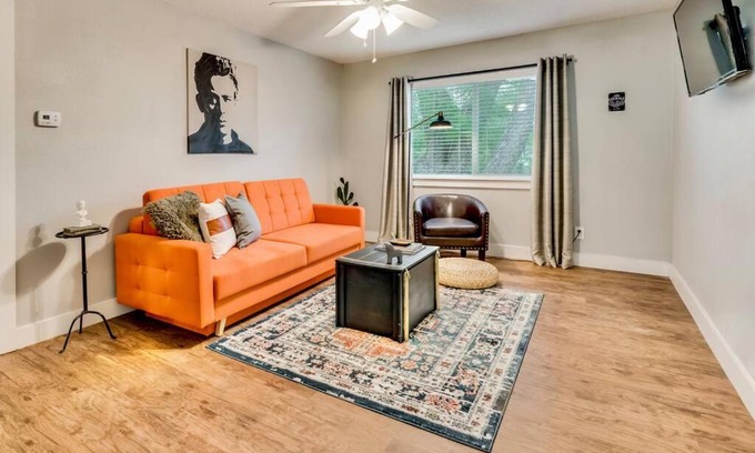 Old East Dallas Apartment | FIFA Ready Love for Dallas - Close to Deep Ellum & AAC