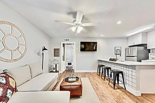 Old East Dallas Apartment | FIFA Ready Near Deep Ellum Downtown Dallas Flat