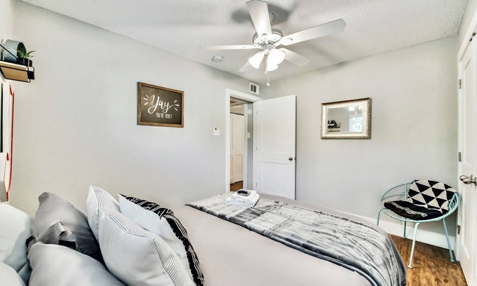 Old East Dallas Apartment | FIFA Ready The Eastside Flat ARBORETUM TICKETS INCLUDED