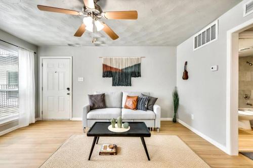 Old East Dallas Apartment | FIFA Ready The Munger Proper - Spa Pool