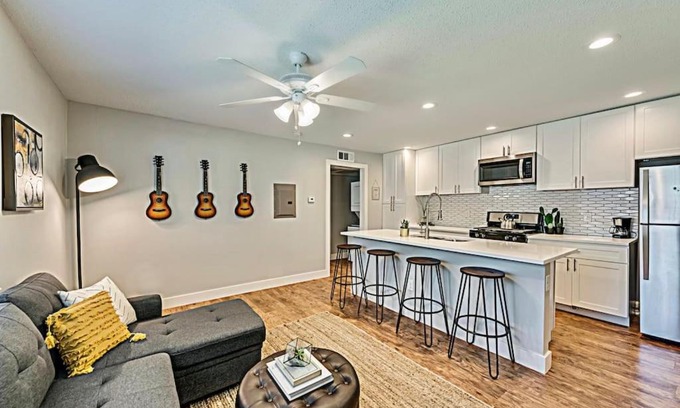 Old East Dallas Apartment | FIFA Ready The Rhythm Room Near Downtown Dallas!