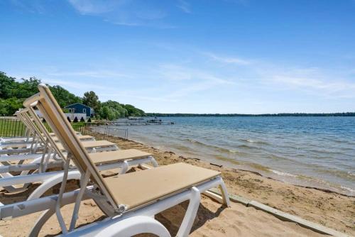 Mayfield Apartment | Fife Lake Lodge Multi-Level Lake View King Suite