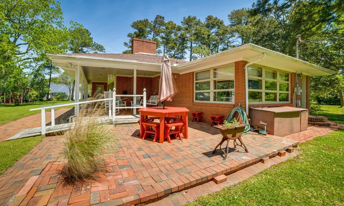 Morehead City House | Fifties Beaufort Home w/Patio, On Newport River!
