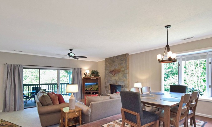 Blowing Rock Condo | Finch 8 | Restaurant, Pool, Spa