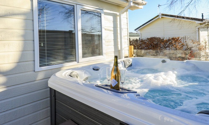 Welton Cabin | FINCHWOOD LODGE, family friendly, with hot tub in Armathwaite