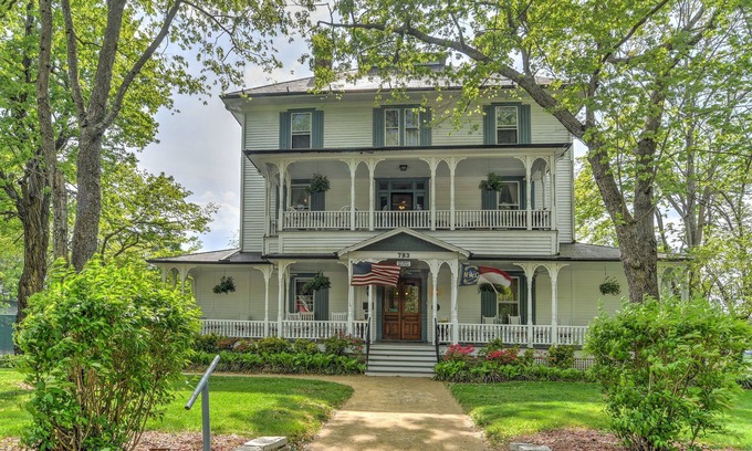 Hendersonville Bed & Breakfast | Find genuine southern hospitality in Hendersonville at the 1898 Waverly Inn.