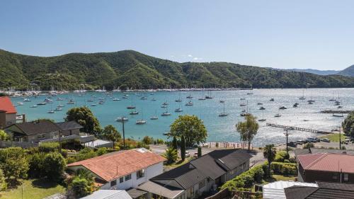 Waikawa Bay House | Finlay Waterfront - Waikawa Holiday Home