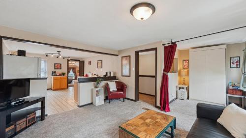 Lake City Apartment | Fire Lily Apartment - 3 Blocks from Lake Pepin