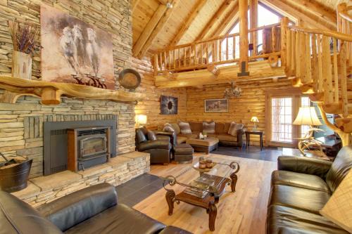 Lakeside House | Fire Pit and Hot Tub Lakeside Cabin on 2 Acres!
