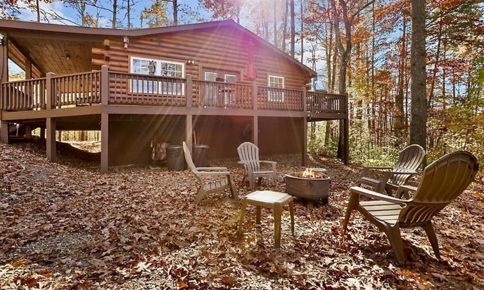 Morganton Cabin | Fire Pit, Fast WIFI, Fireplace, Large Deck, Short drive to Lakes and Mountains!