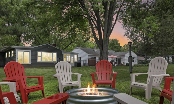 Monona House | FIRE PIT🔥 PORCH💡GAMES 😎 GREAT LOCATION 🏡 SAFE❗️