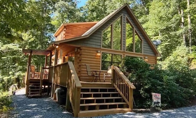 Bryson City Cabin | Firefly Cabin King Bed Hot Tub Private