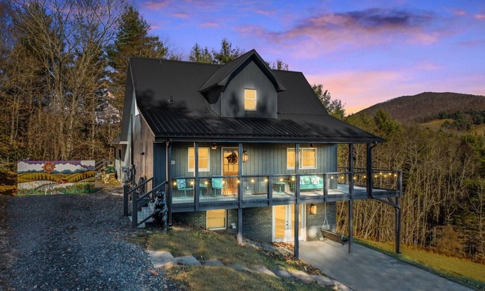 Fleetwood Ski Chalet | Firefly Farmhouse-Open for Bookings! Sleeps 10, Hot Tub/Game Room/FP/WIFI