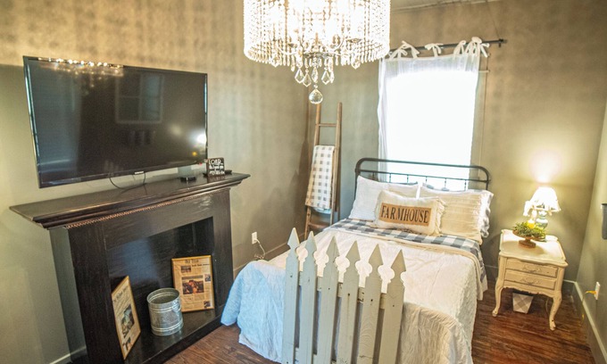 Brenham Cottage | Firefly Farms - Country Guest Cottage